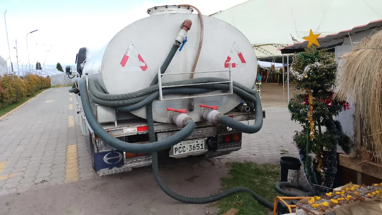 Camión de succión y personal técnico realizando limpieza de pozos sépticos con equipos de bombeo profesionales.