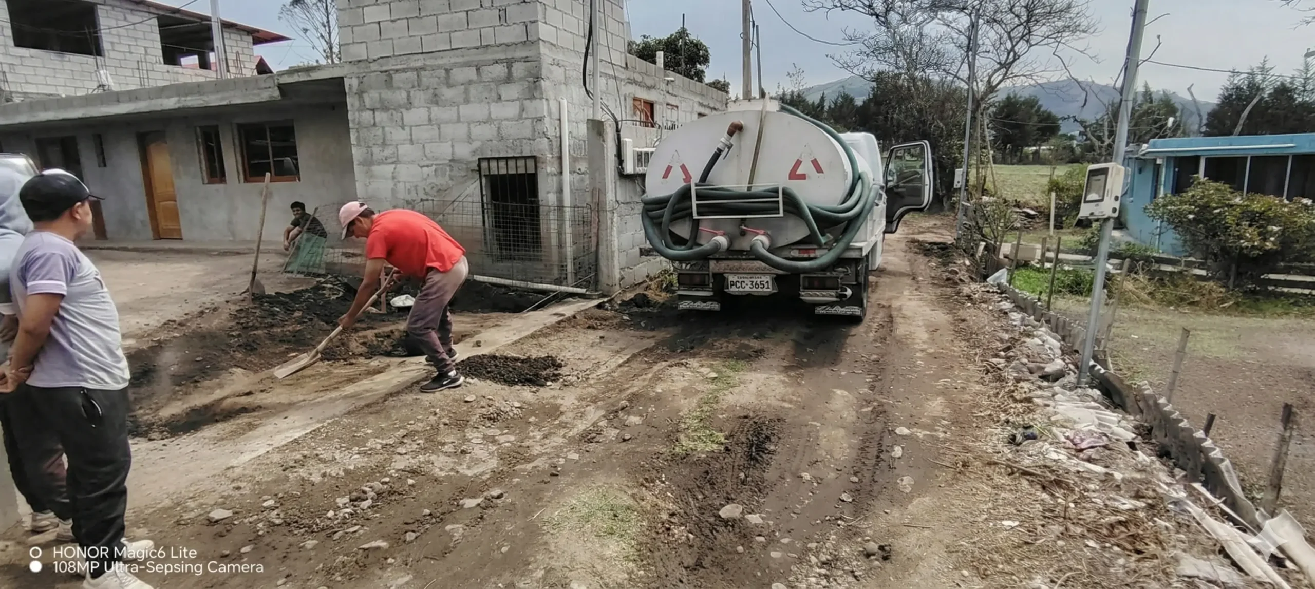 Técnicos de Saneamiento RAMGL operando un camión cisterna especializado para el destape y limpieza de una red de tuberías de alcantarillado doméstico, con personal realizando la apertura y limpieza de la zona de acceso.