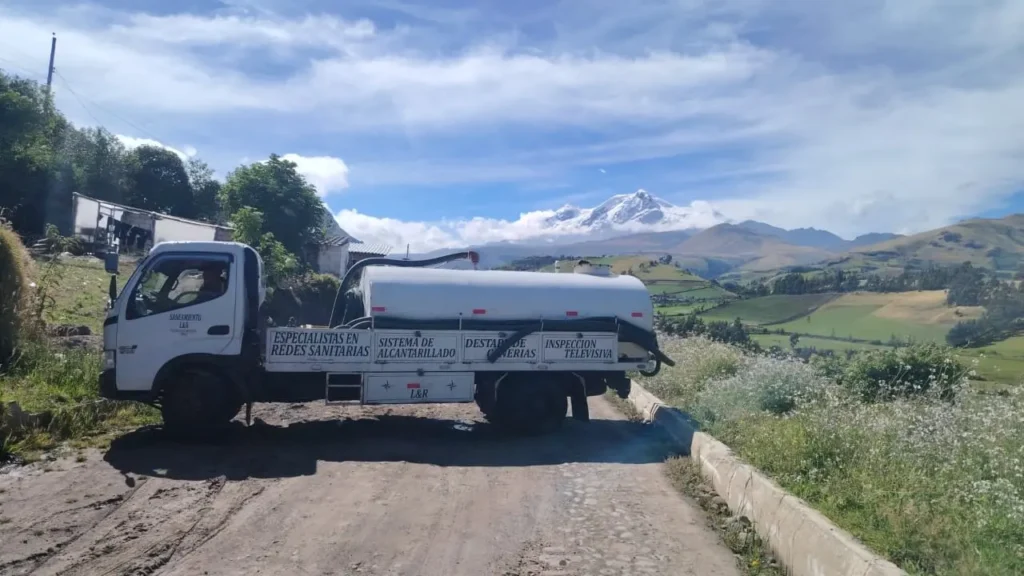 Camión de succión de Saneamiento RAMGL realizando limpieza de pozo séptico en zona rural cerca de Otavalo e Ibarra.