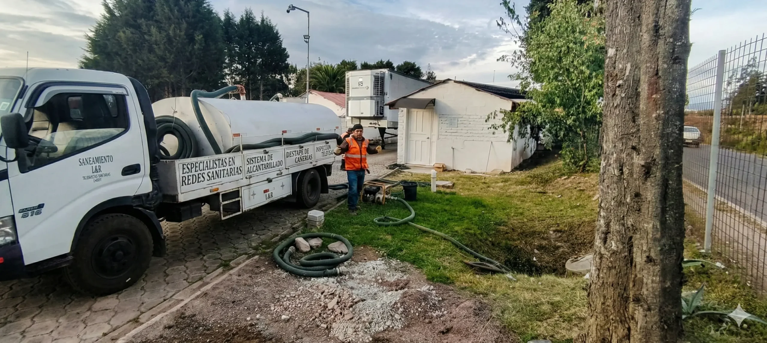 Manguera de succión industrial operando en el interior de un pozo séptico para saneamiento profundo.
