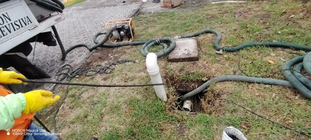 Técnico especializado de Saneamiento RAMGL introduciendo una sonda industrial en un punto de acceso de alcantarillado para realizar el destape y limpieza de tuberías obstruidas.