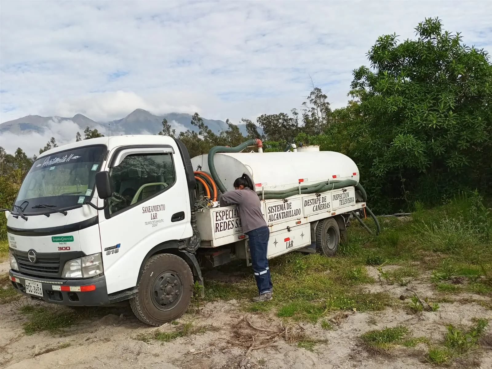 Camión de saneamiento especializado en limpieza de sistemas de alcantarillado y pozos sépticos de RAMGL en pleno servicio.