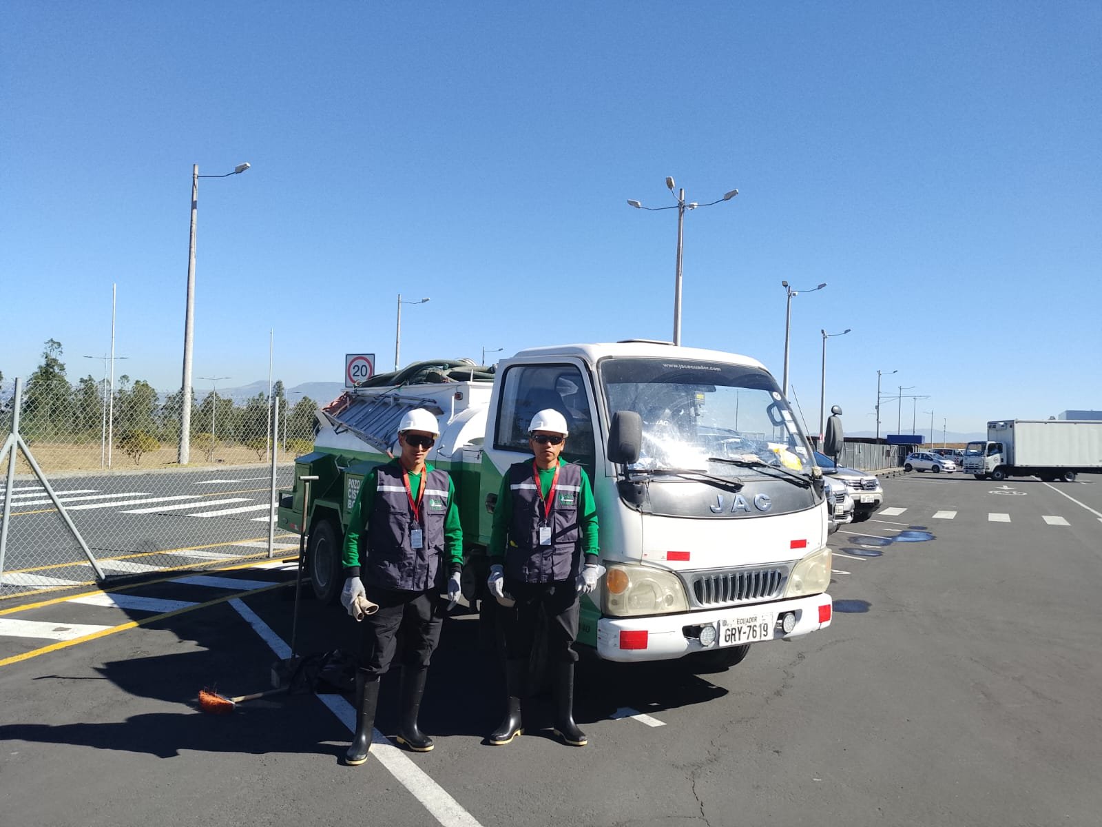 Limpieza de pozos sépticos con camión hidrosuccionador y personal técnico de Saneamiento RAMGL equipado con casco y protección
